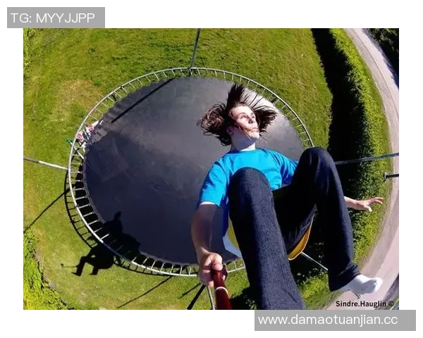 激烈角逐！顶级泳将挑战极限，泳池内惊险瞬间回顾